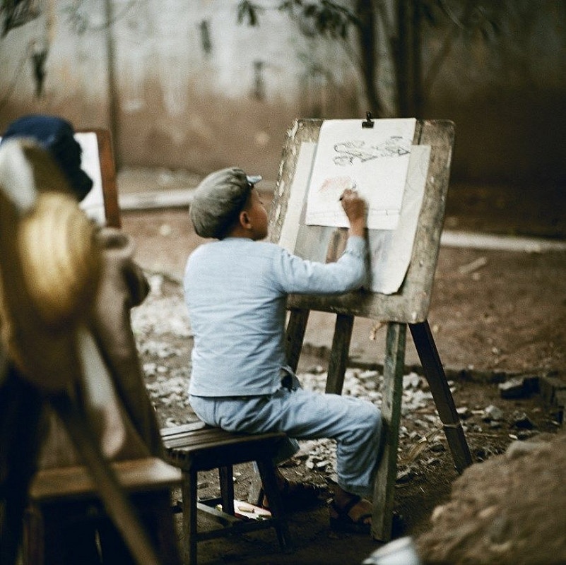 Một bé trai ở Hà Nội tham gia lớp học vẽ ngoài trời.