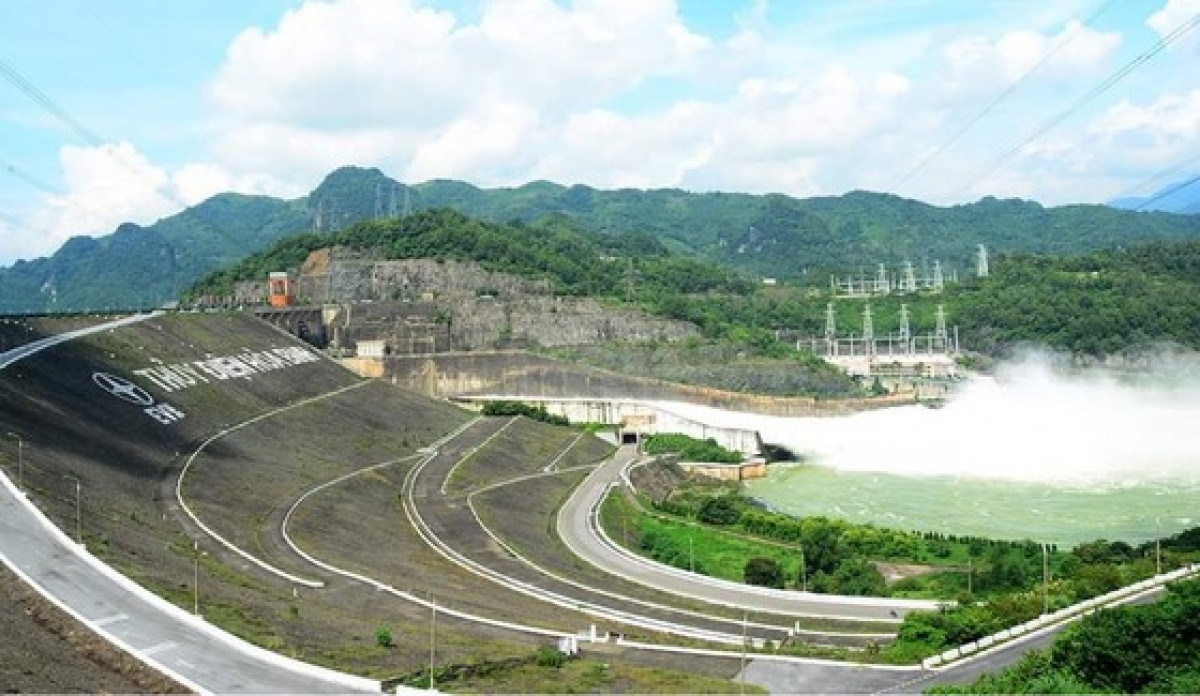 Từ năm 2010 trở đi, sản lượng điện của thủy điện Hòa Bình tăng lên khoảng 10,1 tỉ kWh/năm (tăng 24,2% so với sản lượng thiết kế ban đầu). Năm 2017, nhà máy thủy điện Hòa Bình lập kỷ lục khi sản xuất được 11,25 tỷ kWh. Ảnh: EVN.