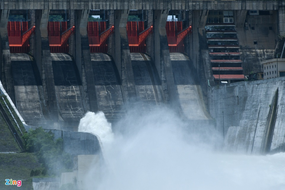 Thủy điện Hòa Bình là công trình thủy điện chiến lược đa mục tiêu, hồ chứa tham gia điều tiết cắt lũ, giảm lũ hiệu quả cho hạ du. Ảnh: Zing.