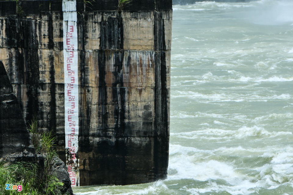 Hàng năm, Công ty Thủy điện Hòa Bình đóng góp nguồn kinh phí lớn vào ngân sách của Nhà nước và địa phương. Công ty đã nộp ngân sách cho tỉnh Hòa Bình khoảng 1.000 - 1.400 tỉ đồng/năm, nộp thuế tài nguyên cho tỉnh Sơn La 300 - 450 tỉ đồng/năm, đóng góp tiền dịch vụ môi trường rừng cho 6 tỉnh thuộc lưu vực phía thượng nguồn sông Đà trên 200 tỉ đồng/năm. Ảnh: Zing.