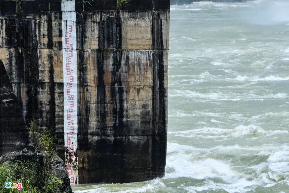Hàng năm, Công ty Thủy điện Hòa Bình đóng góp nguồn kinh phí lớn vào ngân sách của Nhà nước và địa phương. Công ty đã nộp ngân sách cho tỉnh Hòa Bình khoảng 1.000 - 1.400 tỉ đồng/năm, nộp thuế tài nguyên cho tỉnh Sơn La 300 - 450 tỉ đồng/năm, đóng góp tiền dịch vụ môi trường rừng cho 6 tỉnh thuộc lưu vực phía thượng nguồn sông Đà trên 200 tỉ đồng/năm. Ảnh: Zing.