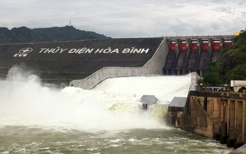 Vào năm 2018, Công ty Thủy điện Hòa Bình đã tổ chức lễ kỷ niệm 30 năm thành lập và phát triển. Theo báo cáo, trong khoảng thời gian trên, thuỷ điện Hoà Bình đã sản xuất được hơn 228 tỷ kWh. Theo đó, Thủy điện Hòa Bình trở thành một trong những công trình thủy điện lớn nhất khu vực Đông Nam Á. Ảnh: Nhân dân.