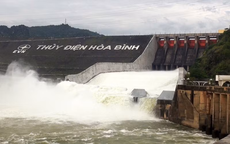 Vào năm 2018, Công ty Thủy điện Hòa Bình đã tổ chức lễ kỷ niệm 30 năm thành lập và phát triển. Theo báo cáo, trong khoảng thời gian trên, thuỷ điện Hoà Bình đã sản xuất được hơn 228 tỷ kWh. Theo đó, Thủy điện Hòa Bình trở thành một trong những công trình thủy điện lớn nhất khu vực Đông Nam Á. Ảnh: Nhân dân.