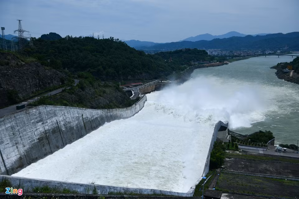 Tính đến năm 2018, thủy điện Hòa Bình là công trình thủy điện lớn thứ 2 ở Việt Nam và là một trong các công trình thủy điện lớn nhất Đông Nam Á. Đồng thời, đây là nguồn điện chủ lực của hệ thống điện Việt Nam, góp phần đưa quy mô nguồn điện Việt Nam đứng thứ 25 trên thế giới và đứng thứ hai ASEAN. Ảnh: Zing.