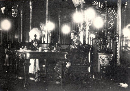 Vua Khải Định ngồi dùng bữa trưa tại điện Cần Chánh.