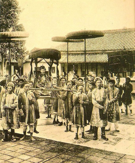 Vua Duy Tân ngồi trên kiệu năm 1907. Tên thật là Nguyễn Phúc Vĩnh San, sinh ngày 26/8 năm Canh Tý (1900), Vua Duy Tân là con của Vua Thành Thái với bà tài nhân Nguyễn Thị Định.