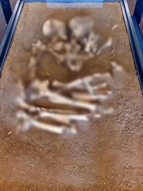 Theo các chuyên gia, hai bộ hài cốt được chôn cất trong tư thế mặt đối mặt và ôm nhau đầy tình cảm.