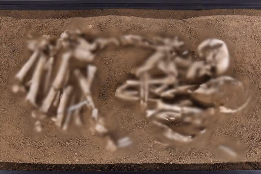 Theo các chuyên gia, hai bộ hài cốt được chôn cất trong tư thế mặt đối mặt và ôm nhau đầy tình cảm.