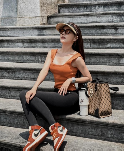 ... lúc lại gợi cảm, nữ tính của Minh Thu (Ảnh: Facebook nhân vật).