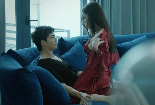 Trong phim, nữ diễn viên gây chú ý với cảnh "nóng" cùng Lãnh Thanh. Minh Thu chia sẻ: "Tôi cũng áp lực lắm vì bản thân không muốn xây dựng hình tượng người diễn viên sexy, chuyên đóng cảnh "nóng". Thế nên, khi vào cảnh tình cảm với Lãnh Thanh, tôi đã xác định tư tưởng, quyết tâm làm thật nghiêm túc để không phải quay lại nhiều lần'' (Ảnh: Facebook nhân vật).