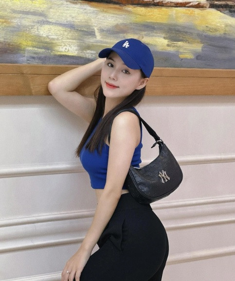 Ngoài đời, cô thường lựa chọn những trang phục giúp tôn ba vòng gợi cảm của mình (Ảnh: Facebook nhân vật).