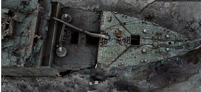 Sau khi đâm vào tảng băng trôi và bị đắm, tàu Titanic vỡ làm 2 phần với vô số mảnh vỡ xác tàu nằm rải rác xung quanh. Trong những năm qua, các chuyên gia, nhà khoa học đã thực hiện một số dự án nhằm khám phá bí ẩn về xác tàu Titanic cũng như có kế hoạch bảo tồn.