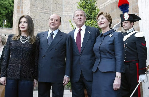 Không những vậy, ông Silvio còn nổi tiếng trong lĩnh vực thể thao, đặc biệt là bóng đá. Berlusconi đã mua lại AC Milan năm 1986 giúp họ khỏi phá sản. Trong 31 năm thuộc quyền sở hữu của Berlusconi, AC Milan được coi là bước vào thời kỳ rực rỡ nhất, bao gồm 5 cúp vô địch C1.