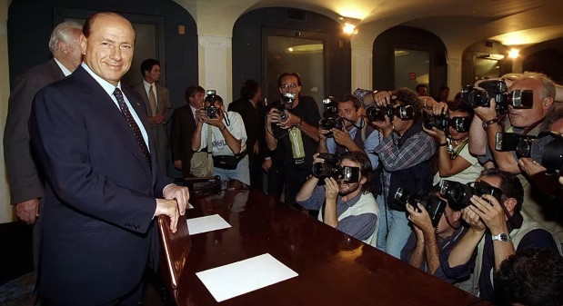 Ông Silvio trở thành Chủ tịch câu lạc bộ bóng đá AC Milan từ năm 1986 đến khi bán vào năm 2017.