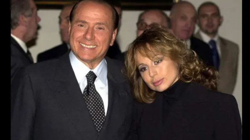 Sau khi ông Silvio qua đời, con gái cả của ông là bà Marina Berlusconi (sinh tháng 8/1966) được cho là sẽ đóng vai trò lớn trong gia đình cũng như đế chế kinh doanh mà cựu thủ tướng Italy để lại.