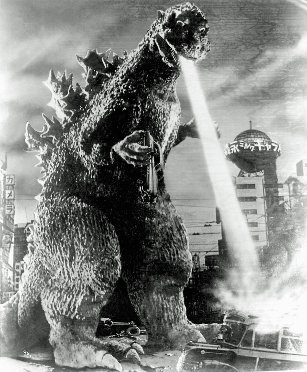 Tên của quái vật Godzilla được tạo ra từ 2 âm ghép trong tiếng Nhật là Gorira có nghĩa là "Khỉ đột" và Kujira có nghĩa là "Cá voi". Điều này xuất phát từ việc nó khỏe như một con khỉ và cơ thể to lớn như một con cá voi.