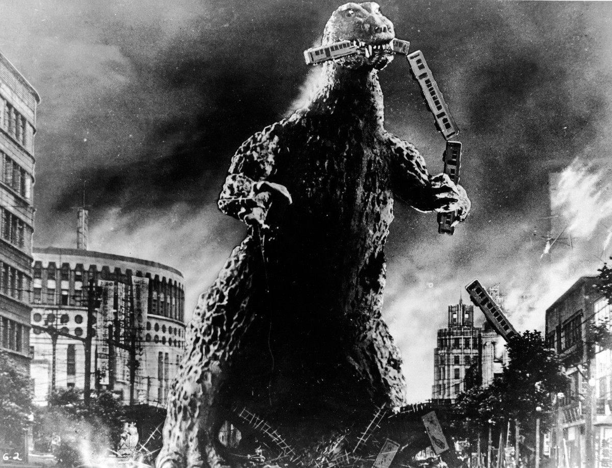 Trong đó, đôi khi quái vật Godzilla xuất hiện để phá hoại, thậm chí huỷ diệt cuộc cuộc sống loài người.