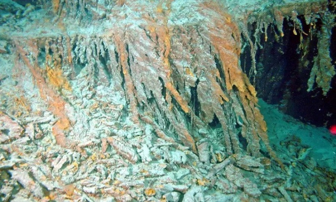 Những cột rusticle do vi khuẩn tạo ra ở mạn trái xác tàu Titanic sau hơn 100 năm "ngủ vùi" dưới nước.