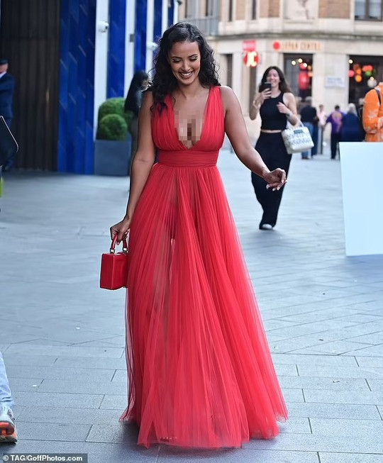 Nữ MC gây sốt với đầm nửa kín, nửa hở - Hình 2 Nu MC gay sot voi dam nua kin, nua ho-Hinh-2