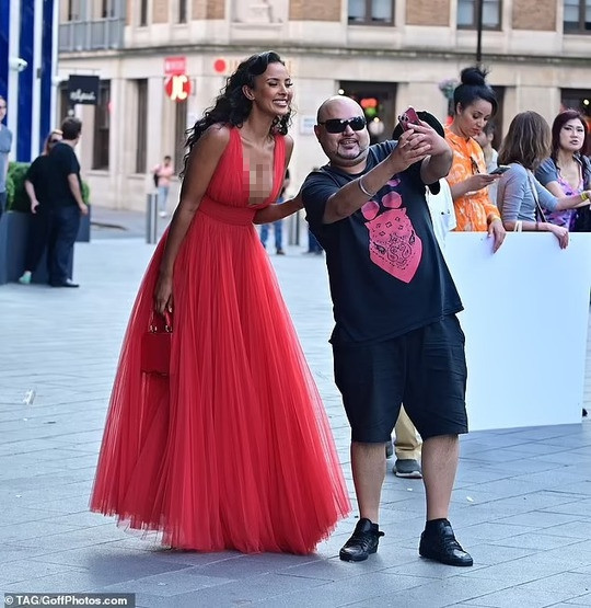 Nữ MC gây sốt với đầm nửa kín, nửa hở Nu MC gay sot voi dam nua kin, nua ho