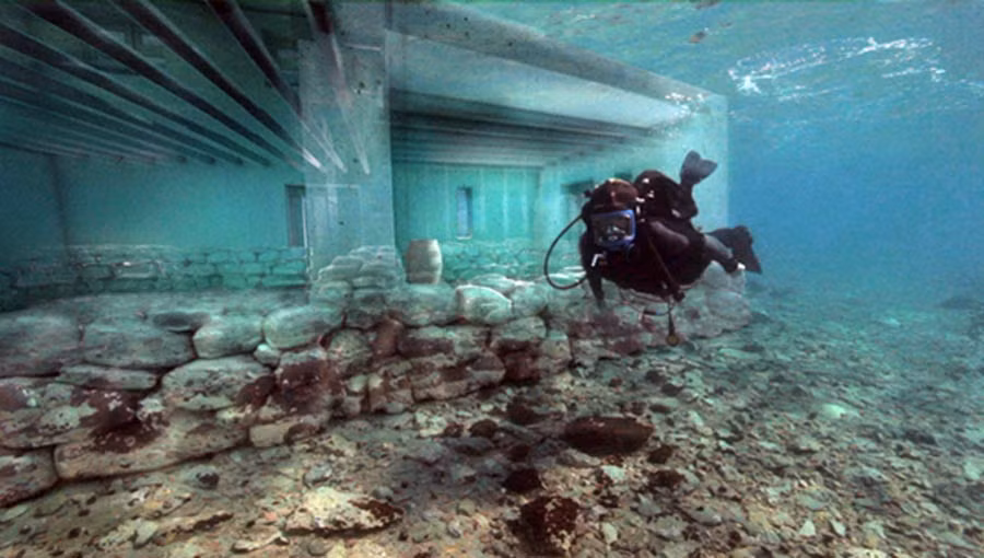 Theo các chuyên gia, dù thành phố cổ Pavlopetri "ngủ vùi" dưới nước nhiều năm nhưng vẫn còn khá nguyên vẹn với các đường phố, tòa nhà, khu vườn, lăng mộ...