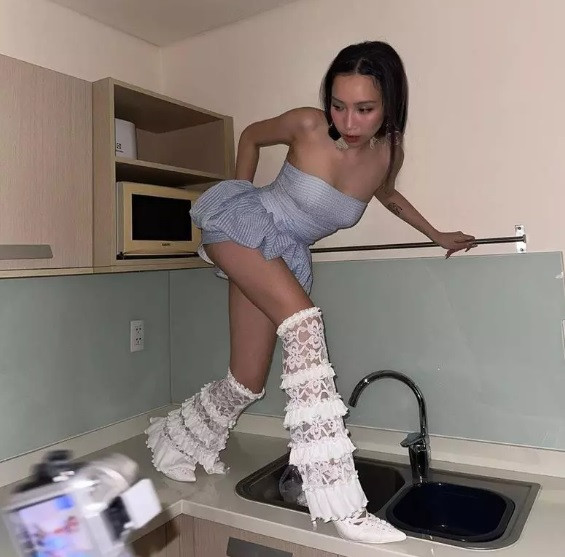 Con gai My Linh ngay cang tao bao, treo len bep tao dang