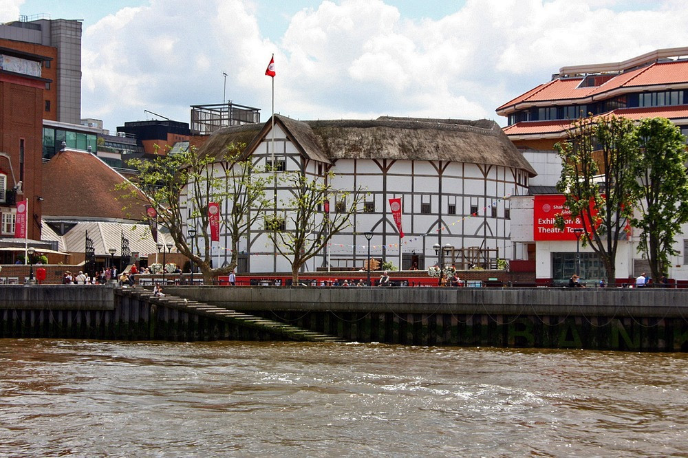 Vào năm 1596, hợp đồng cho thuê đất hết hạn. Đoàn kịch Lord Chamberlains Men đã cố gắng đàm phán với chủ sở hữu miếng đất mà nhà hát Shoreditch xây ở đó là ông Giles Allen. Thế nhưng, mọi nỗ lực của đoàn kịch đều thất bại.