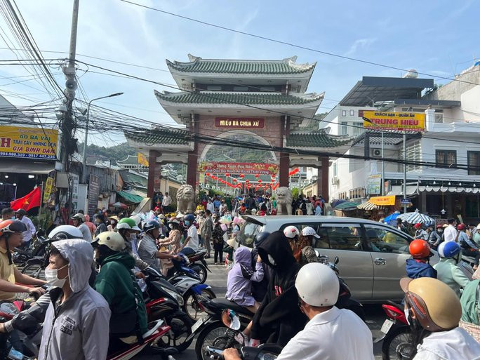 Thấy vậy, dân làng muốn “thỉnh” tượng xuống núi để gìn giữ và thờ phụng. Nhiều thanh niên khỏe mạnh được huy động lên núi nhưng không thể nhấc được pho tượng. Về sau, các bô lão trong làng cầu khấn và được mách “Hãy chọn 9 cô gái đồng trinh để đưa bà xuống núi”. Ảnh: Người lao động.