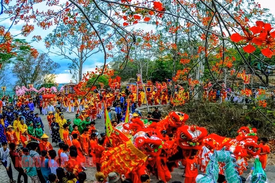 Theo truyền thuyết, Bà Chúa Xứ là người được Ngọc Hoàng sai xuống cứu dân độ thế, canh giữ bờ cõi. Bà cũng là một trong 6 nữ thần bất tử theo tín ngưỡng dân gian (5 người còn lại gồm: bà Chúa Bầu, bà Chúa Liễu, bà Chúa Tó, bà Chúa Kho, bà Chúa Ngọc và bà Chúa Xứ). Ảnh: Người lao động.