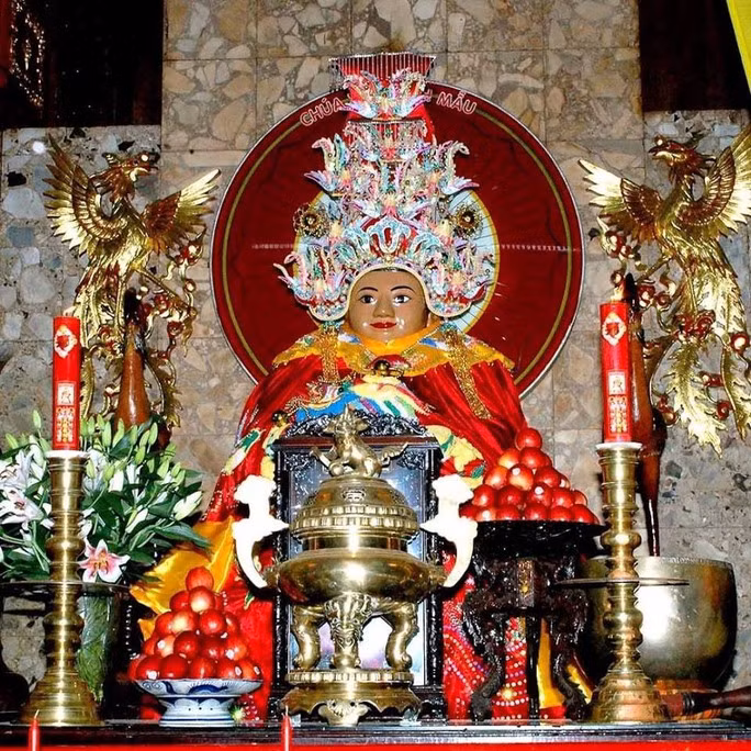 Từ xa xưa, khi vùng núi Sam còn hoang vu, dân làng lên núi phát hiện pho tượng cổ ngồi trên bệ đá sa thạch. Trong thời gian đó, quân Xiêm thường xuyên quấy nhiễu nước ta. Có lần, quân Xiêm lên đỉnh núi Sam và nhìn thấy pho tượng cổ này. Tuy nhiên, dù nhiều lần ra sức khiêng tượng xuống núi nhưng đều không thành công. Ảnh: Người lao động.