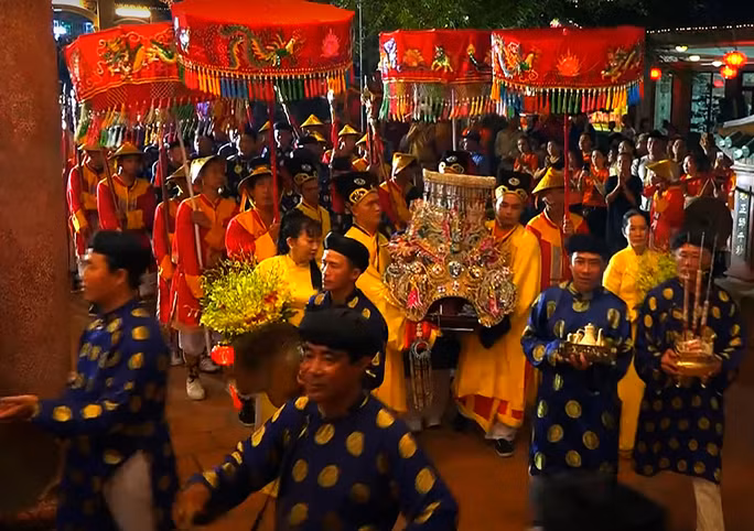 Tổ chức lễ hội Vía Bà Chúa Xứ núi Sam là dịp người dân thể hiện tâm thức “uống nước nhớ nguồn”, sự tri ân, tôn kính đối với Bà Chúa Xứ. Theo thời gian, việc tôn thờ, đi viếng Bà không chỉ có người dân TP Châu Đốc, tỉnh An Giang, vùng Tây Nam bộ, mà ở người dân khắp mọi miền đất nước. Ảnh: Người lao động.