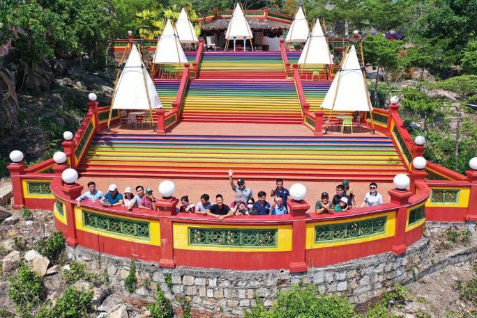 Theo nhà khảo cổ học người Pháp Malleret, tượng Bà cao khoảng 1,65m, thuộc loại tượng thần Visnu, tạc dáng người ngồi quý phái, vương giả. Chất liệu tượng bằng đá son, có giá trị nghệ thuật cao. Bức tượng có thể được tạc vào cuối thế kỷ 6. Đến nay, tượng Bà Chúa Xứ núi Sam vẫn là bí ẩn lớn. Ảnh: Người lao động.