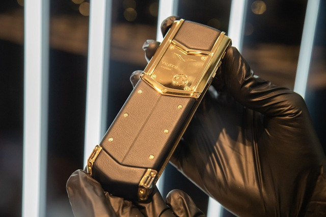 Hai cửa hàng này được thiết kế theo tiêu chuẩn của Vertu toàn cầu, từ quy cách thi công, phục vụ, cho đến không gian trải nghiệm, mua sắm và các dịch vụ, chính sách bảo hành.