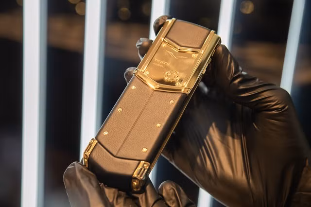 Hai cửa hàng này được thiết kế theo tiêu chuẩn của Vertu toàn cầu, từ quy cách thi công, phục vụ, cho đến không gian trải nghiệm, mua sắm và các dịch vụ, chính sách bảo hành.