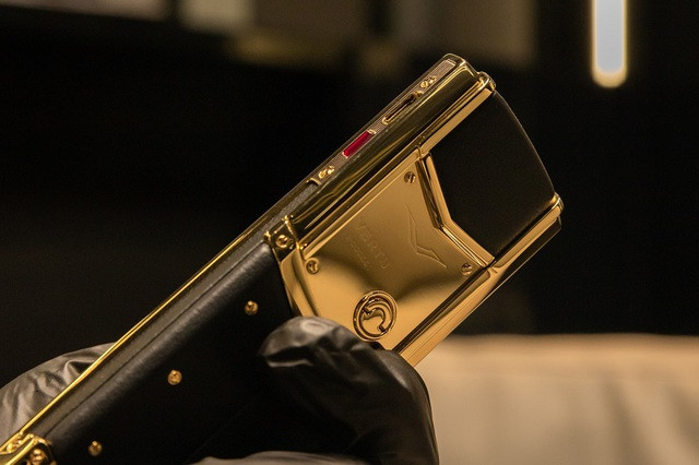 Vertu Signature V Pure Black Full Gold sở hữu nhạc chuông và âm báo độc quyền. Chúng do các nhà soạn nhạc nổi tiếng sáng tác và được trình diễn bởi dàn nhạc giao hưởng London nổi tiếng thế giới.