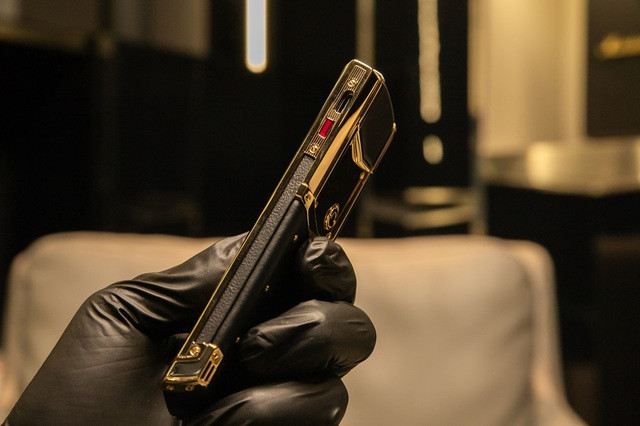 Mẫu điện thoại Vertu Signature V Pure Black Full Gold được sản xuất với số lượng có hạn và khách hàng phải đặt hàng trước.