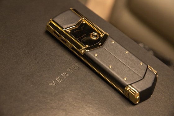 Mặt điện thoại Vertu Signature V Pure Black Full Gold được làm từ Sapphire chống xước. Sapphire có độ cứng tự nhiên chỉ đứng sau kim cương. Các nghệ nhân thườn gmất khoảng 2 tuần để nung với nhiệt độ 2.000 độ C để có được những mảng Sapphire làm mặt cho mẫu điện thoại đắt đỏ này.