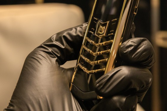 Vertu Signature V Pure Black Full Gold còn gây ấn tượng với khách hàng khi được cách điệu khá nhiều chi tiết. Trong đó, bàn phím được nâng đỡ bởi 4,75 Carat đá Ruby và được các nghệ nhân có tay nghề cao hoàn thiện một cách công phu, tỉ mỉ.