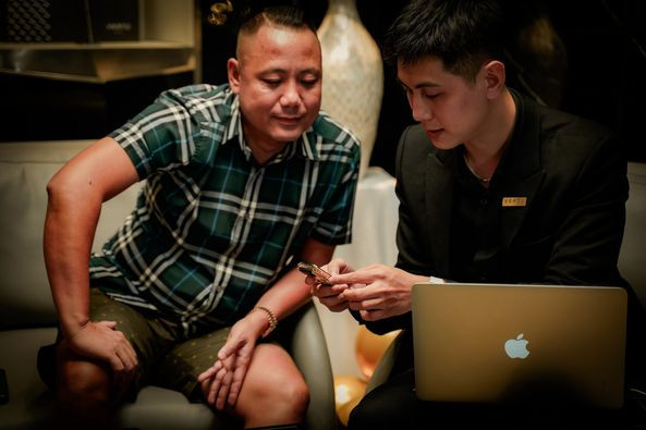 Đại diện Vertu Việt Nam cho hay chiếc Vertu Signature V Pure Black Full Gold chính hãng hiện có giá đắt nhất Việt Nam.