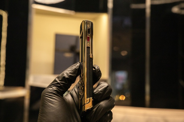 Vertu Việt Nam hiện là nhà phân phối độc quyền chính thống các sản phẩm Vertu chính hãng tại thị trường Việt Nam với 2 showroom trưng bày, bán hàng tại Hà Nội, TP.HCM.