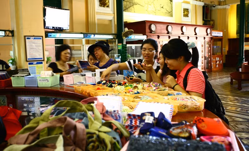 Mặc dù hiện có ít người đến bưu điện gửi thư nhưng Bưu điện Thành phố Hồ Chí Minh vẫn luôn nhộn nhịp người ra vào, trong đó có nhiều du khách trong nước và quốc tế tới tham quan công trình và mua đồ lưu niệm. Ảnh: VOV.