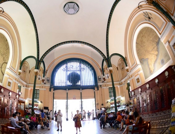 Bưu điện Thành phố Hồ Chí Minh nổi bật với bố cục đăng đối với hai khối bên 2 tầng, khối giữa 3 tầng, mái dốc lợp ngói. Trên mặt đứng có nhiều ô cửa cuốn vòm trang trí khá cầu kỳ. Ảnh: Zing.