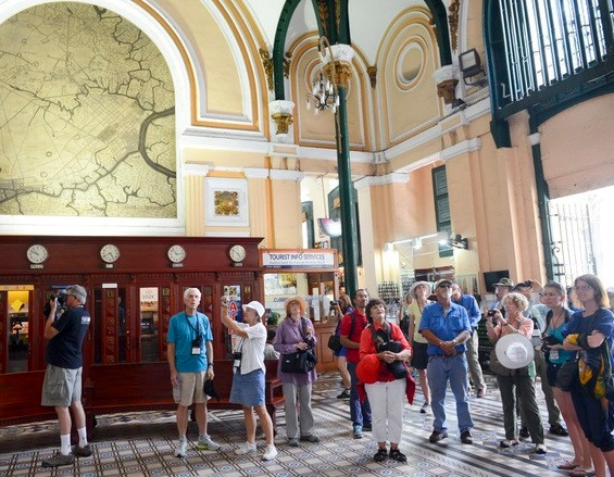 Không gian nội thất sảnh chính của Bưu điện Thành phố Hồ Chí Minh gây ấn tượng với mọi người bởi những vòm cuốn và cửa sổ lấy sáng ở đỉnh tường trên cao và trên mái. Ảnh: Zing.