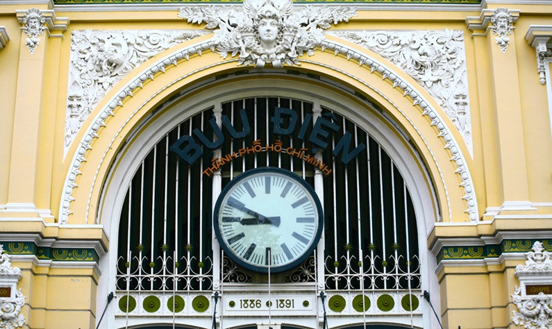 Công trình có mặt đứng trang trí cầu kỳ, công phu với các họa tiết trang trí tinh tế. Phía trên cổng chính của Bưu điện Thành phố Hồ Chí Minh quay ra phía quảng trường có một chiếc đồng hồ tròn và ghi năm xây dựng công trình: 1886 - 1891. Ảnh: VOV.