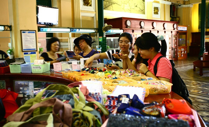 Mặc dù hiện có ít người đến bưu điện gửi thư nhưng Bưu điện Thành phố Hồ Chí Minh vẫn luôn nhộn nhịp người ra vào, trong đó có nhiều du khách trong nước và quốc tế tới tham quan công trình và mua đồ lưu niệm. Ảnh: VOV.
