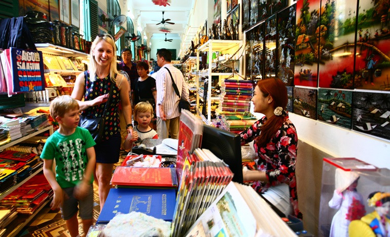 Sảnh chính là nơi giao dịch của khách hàng với các quầy dịch vụ bưu điện. Đây cũng là nơi bán đồ lưu niệm phục vụ khách du lịch. Ảnh: VOV.