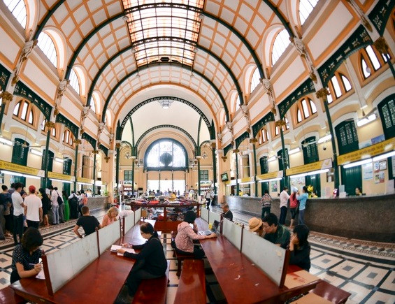 Những hàng cột thép trang trí chi tiết tinh xảo cùng hệ vòm mái khung thép bên trong Bưu điện Thành phố Hồ Chí Minh gây ấn tượng với công chúng. Ảnh: Zing.