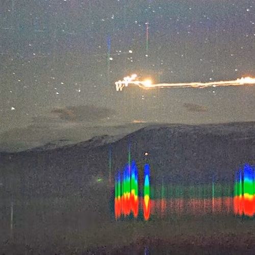 Theo lời kể của các nhân chứng, những ngọn đèn "ma chơi" đó phát ra ánh sáng màu trắng hoặc vàng. Nhiều lần chúng xuất hiện lơ lửng trên bầu trời trong khoảng 2 tiếng đồng hồ. Một số lần khác, những ngọn đèn "ma chơi" từ từ hạ độ cao xuống sát mặt đất rồi đột ngột biến mất.