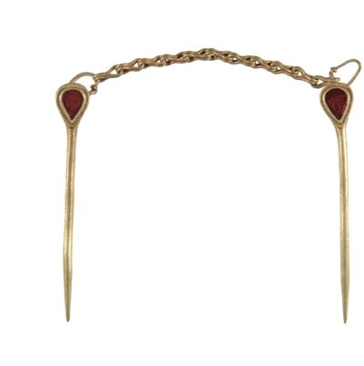 Thiếu nữ đeo cây thánh giá bằng vàng và ngọc hồng lựu. Các chuyên gia cũng tìm thấy vài chiếc ghim vàng và quần áo tinh xảo được chôn cùng cô gái trong mộ cổ.