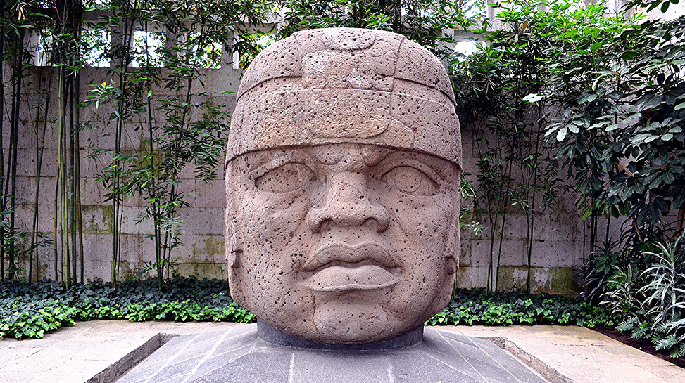 Mỗi tượng đầu đá Olmec có chiều cao từ 1,47 - 3,4m, nặng hơn 10 tấn. Đá được dùng để tạc tượng được vận chuyển từ địa điểm khai thác cách vị trí đặt tượng khoảng 300 km.
